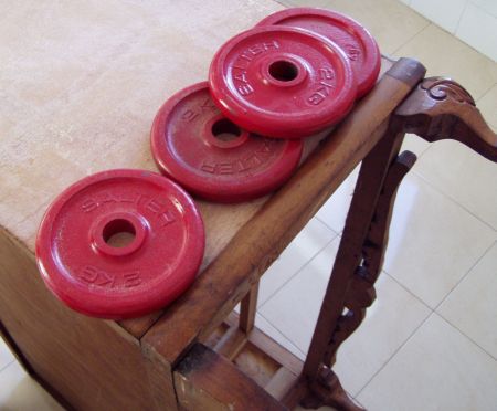 Pegando el trozo roto de tablerillo