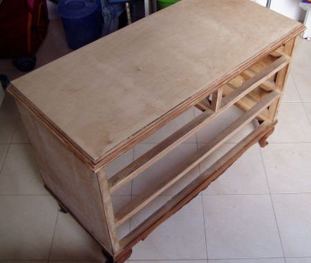 Lijando la cómoda, una vez retirado el contrachapado