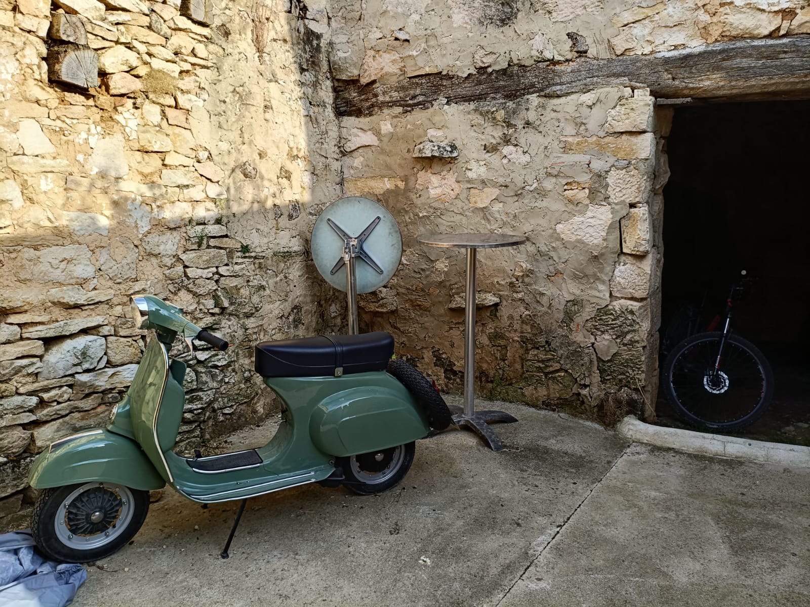 Mi Vespa, por fin restaurada, en su nueva casa